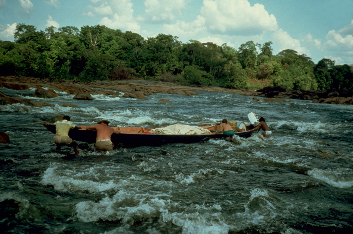 Des géophysiciens en prospection d’or, pris dans les rapides du fleuve Oyapock (Guyane, 1980).
