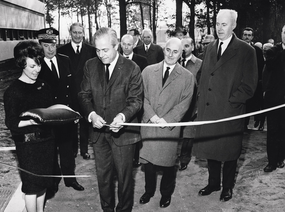 L'inauguration des premiers bâtiments du centre scientifique et technique du BRGM à Orléans-la-Source par M. Bokanowski, ministre de l'Industrie le 23 octobre 1965 (Orléans, Loiret, France, 1965).