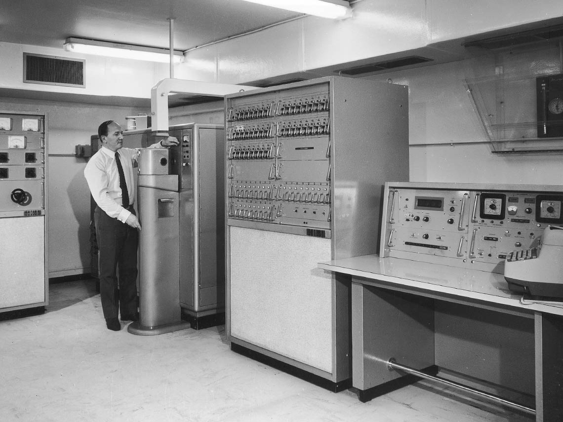 Un spectromètre d'émission à lecture directe dans un laboratoire BRGM, à Orléans dans les années 1960. © BRGM