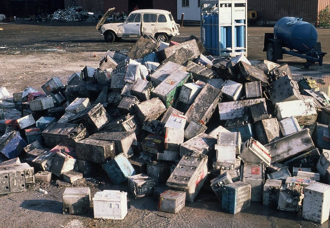 Déch ets électriques et électroniques dans les années 1970. © BRGM - F. Michel.