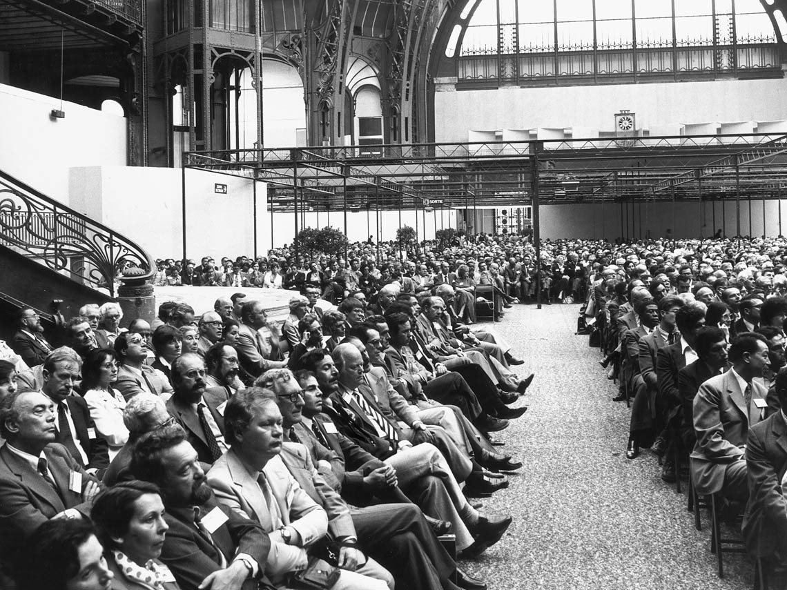 Participants au 26e Congrès géologique international, Paris, 1980. © J.-Y. Tournellec
