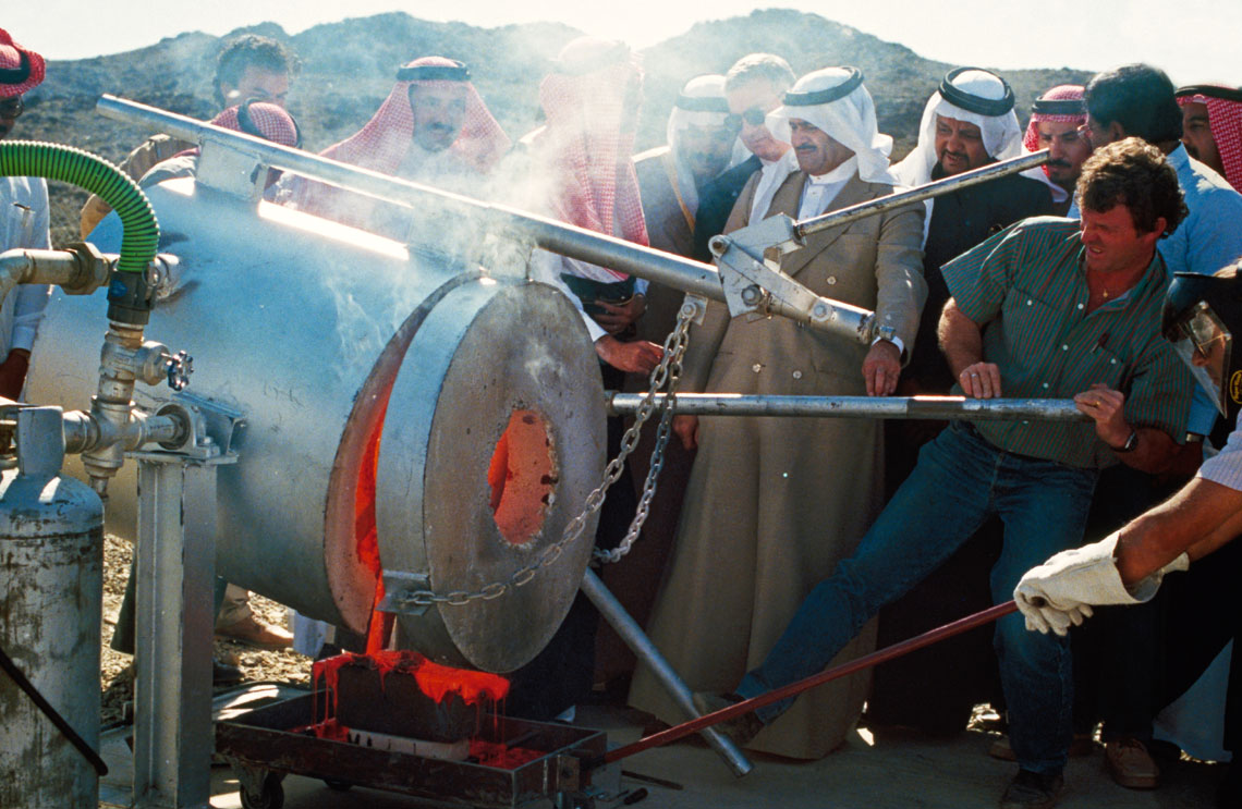 Fusion du premier lingot d’or à Al Hajar, Arabie Saoudite, 1988. © BRGM