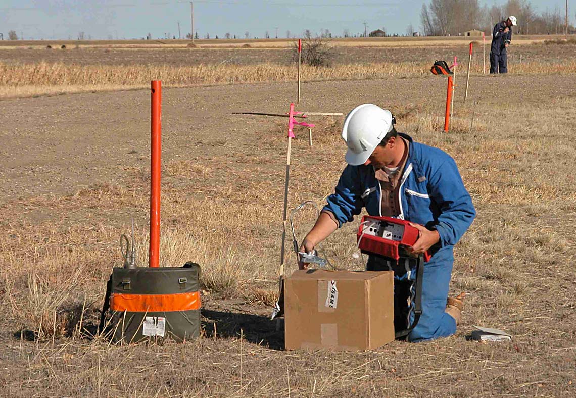 Campagne de mesure de gaz des sols en partenariat avec le BGS et l'Université de Rome sur le site pétrolier de Weyburn en 2003 (Saskatchewan, Canada). © BRGM - Gilles Braibant