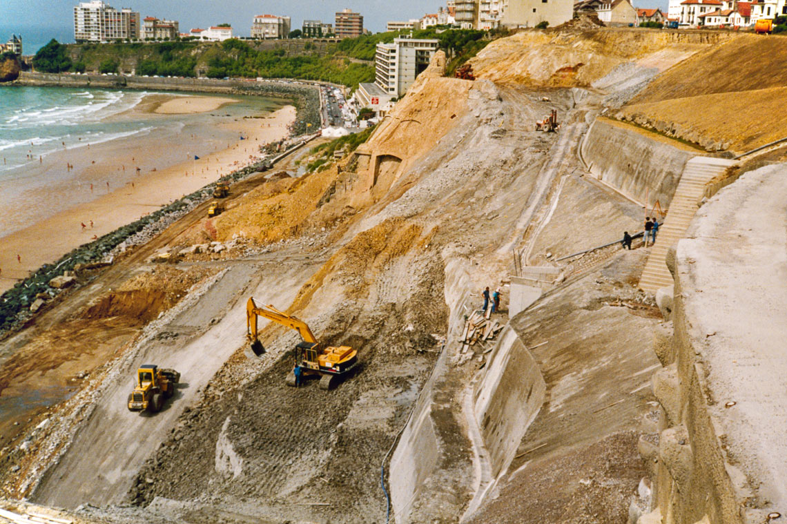 Aménagement de falaise sur la côte des Basques en 1994 (Biarritz, Pyrénées-Atlantiques).