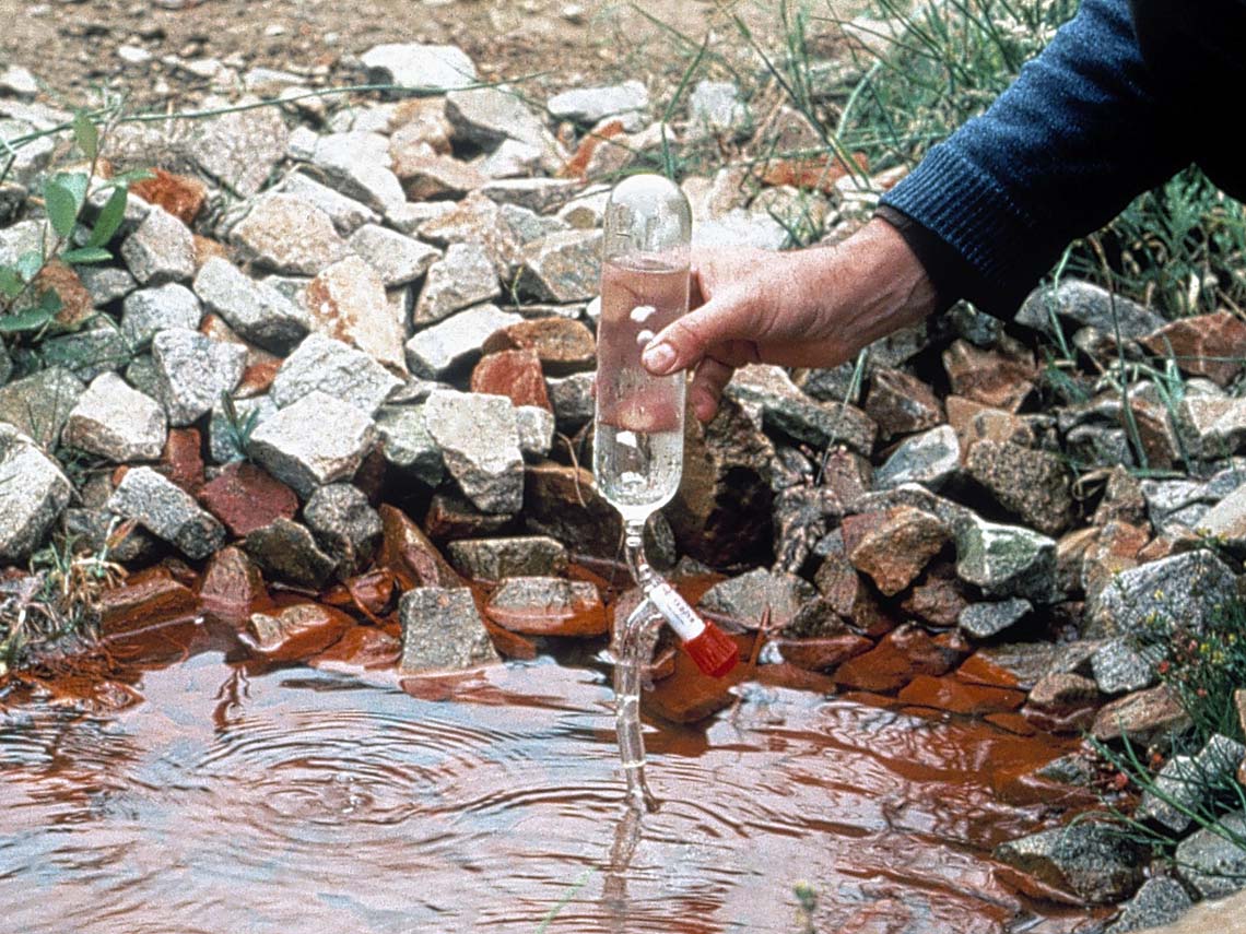 Prélèvement d'une fiole d'eau pour analyse, à Montluçon (Allier, 1990)