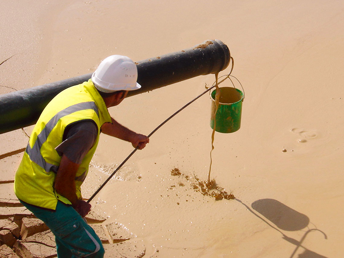 Analyses avant dépollution dans le port pétrolier de Strasbourg (2000).