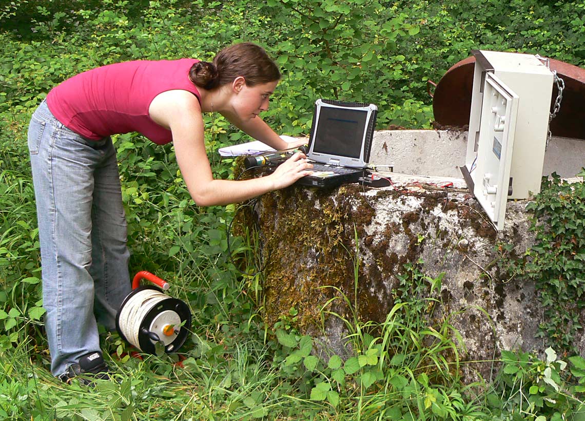 Récupération de données piézométriques sur un ordinateur portable de terrain, en 2009.