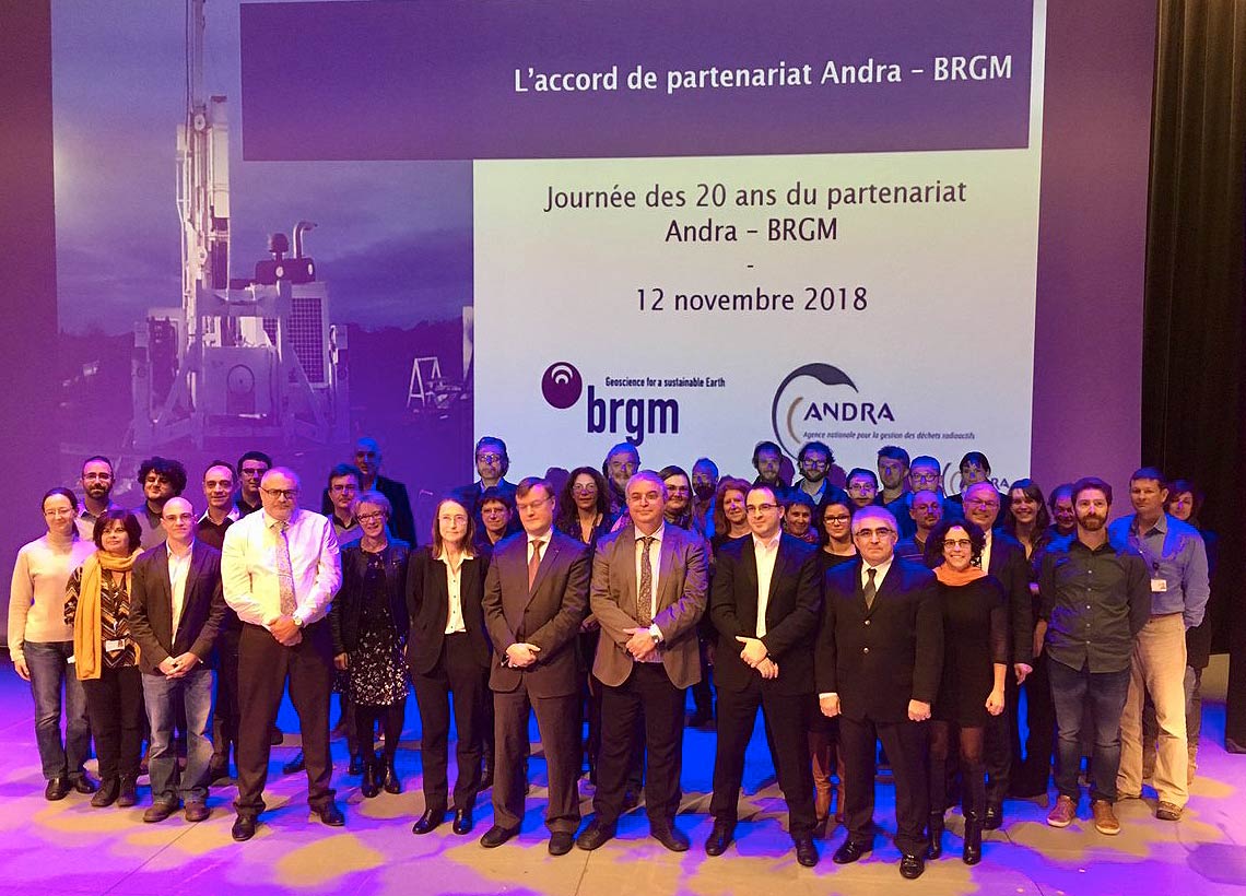 Michèle Rousseau, Présidente-Directrice générale du BRGM, et Pierre-Marie Abadie, Directeur général de l’Andra, lors de la signature du nouvel accord de partenariat BRGM-Andra le 12 novembre 2018, à l’espace Vasarely à Antony (92).