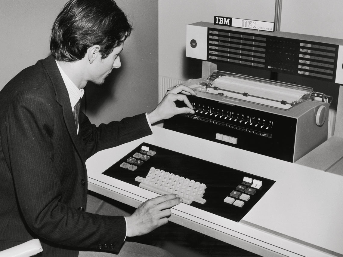 Premier ordinateur du centre d’Orléans, un IBM 1130 avec une mémoire de 8ko.