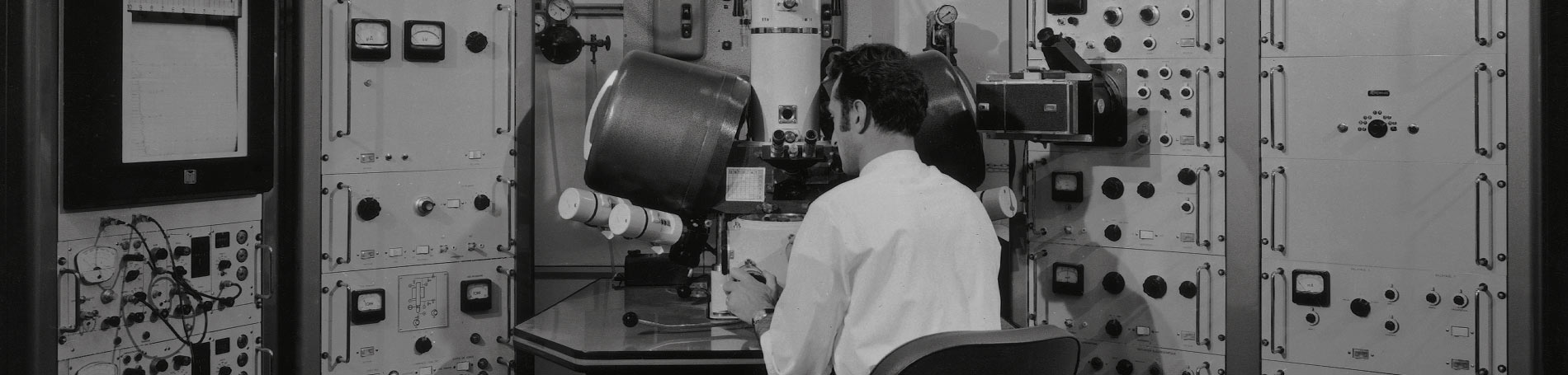 Geochemical analysis in BRGM laboratories in the 1960s. © BRGM