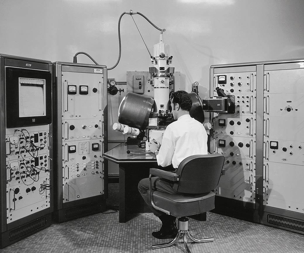 Analyse géochimique avec la microsonde électronique de Castaing (ensemble microanalyseur à sonde électronique), modèle CAMECA MS46. © BRGM