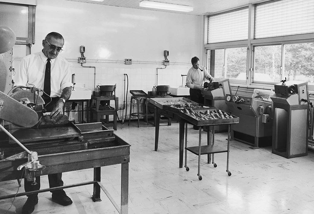 Atelier de fabrication de lames minces, années 1960