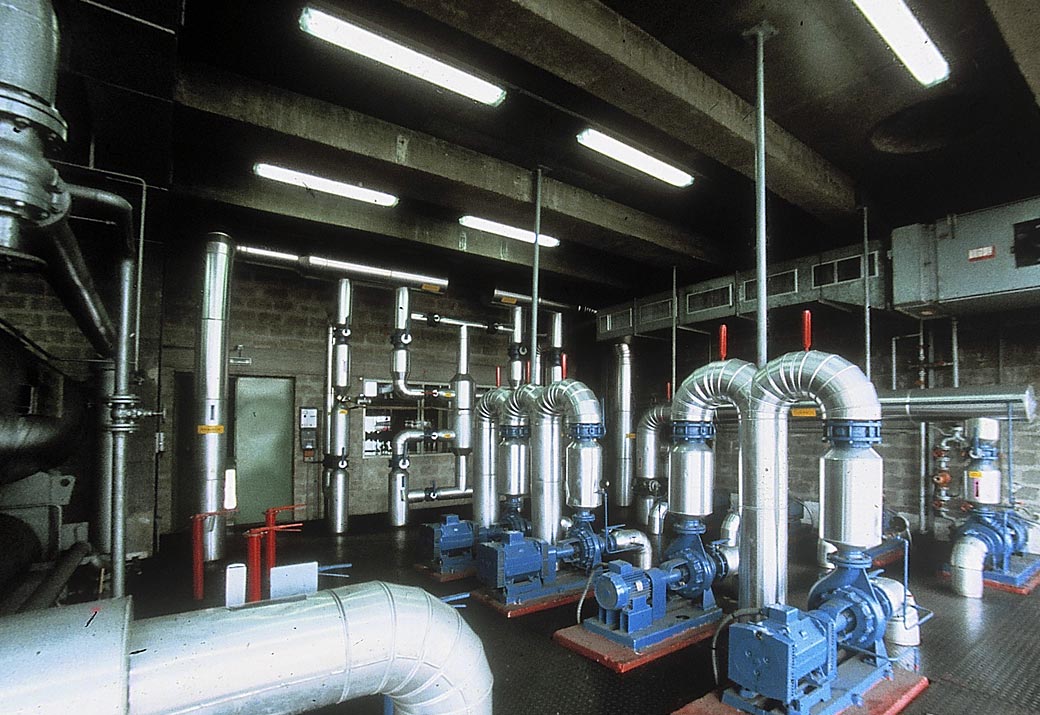 La pompe d'alimentation d'eau chaude de la centrale géothermique de Creil (Oise, France). © BRGM