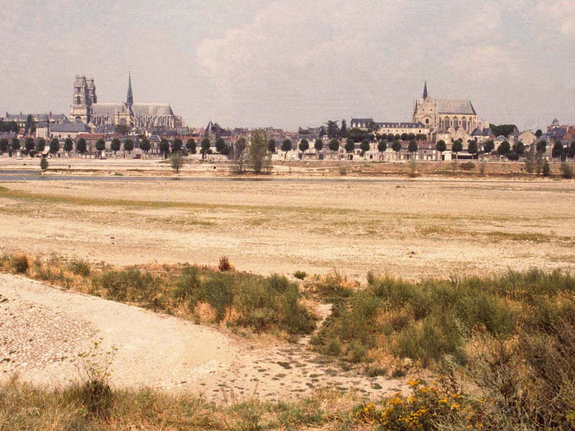 Le long du Loiret, pendant l'été 1976, à Olivet (Loiret, France, 1976).