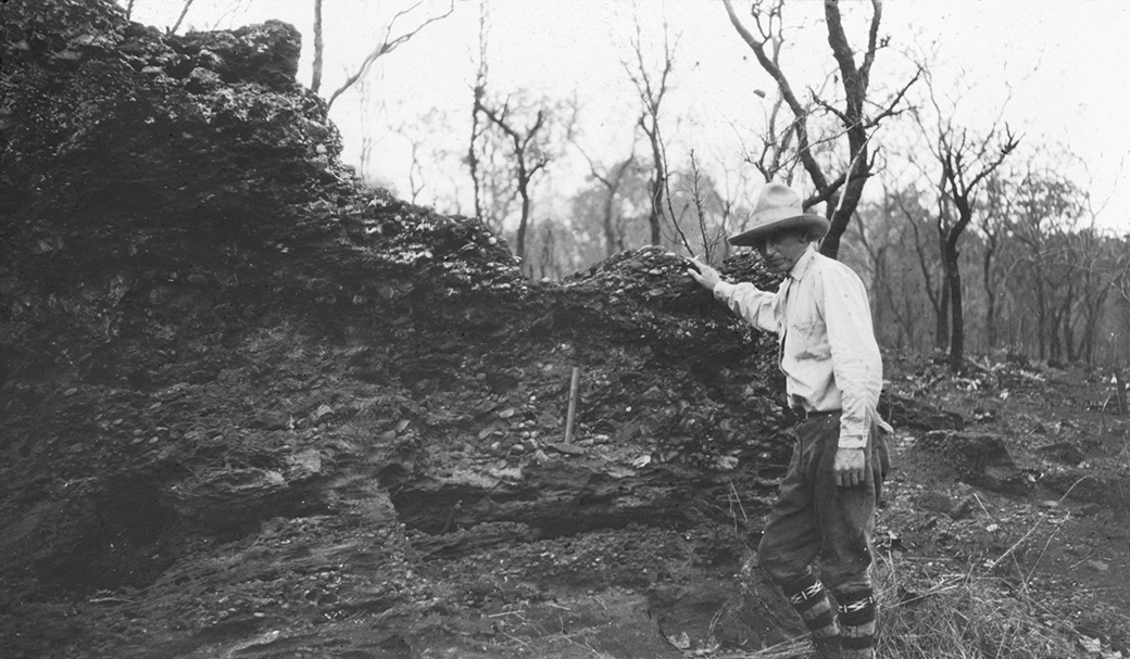 Un géologue d’exploration devant un bac conglomératique des grès de Mouka, dans la région de Bria Oubanghi-Chari (Tchad, années 1950).