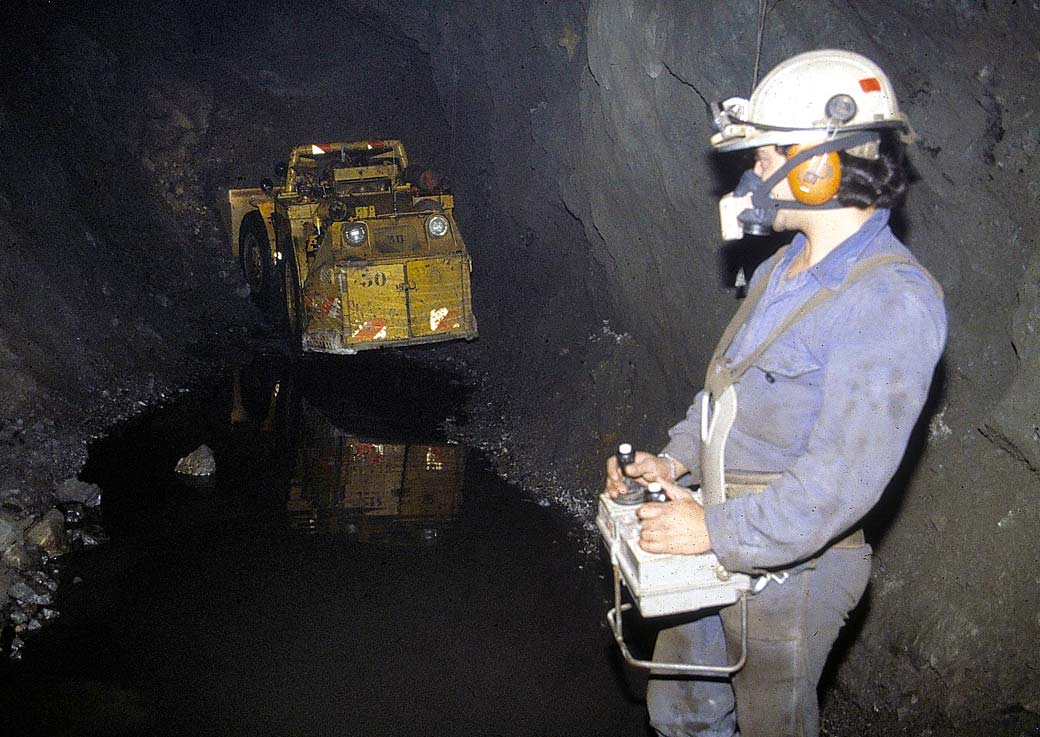 L'exploitation de l'or dans une galerie : un chargeur radio-commandé dans la mine de Salsigne (Aude, 1990). © BRGM 