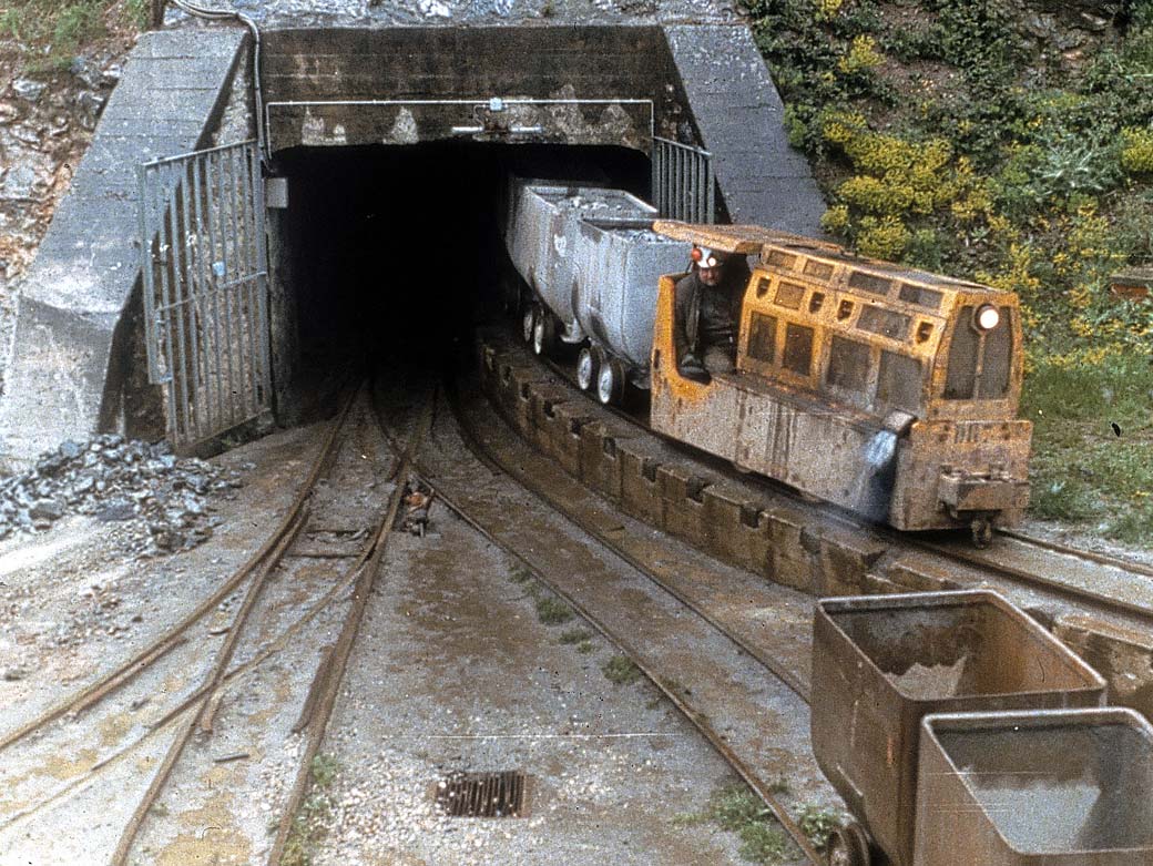 Évacuation par wagonnets du minerai extrait en galeries dans l'exploitation d'or de Salsigne (Aude, 1990). © BRGM