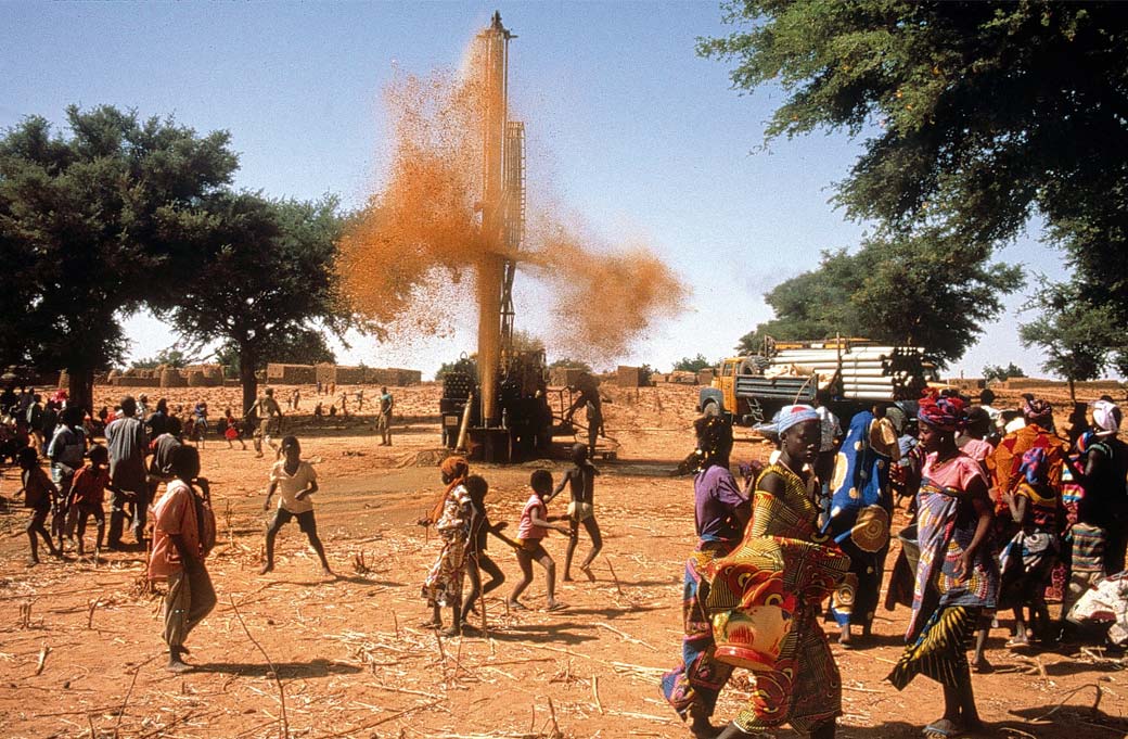Forage d’eau, hydraulique villageoise à Larba-Birno (Niger, 1973).