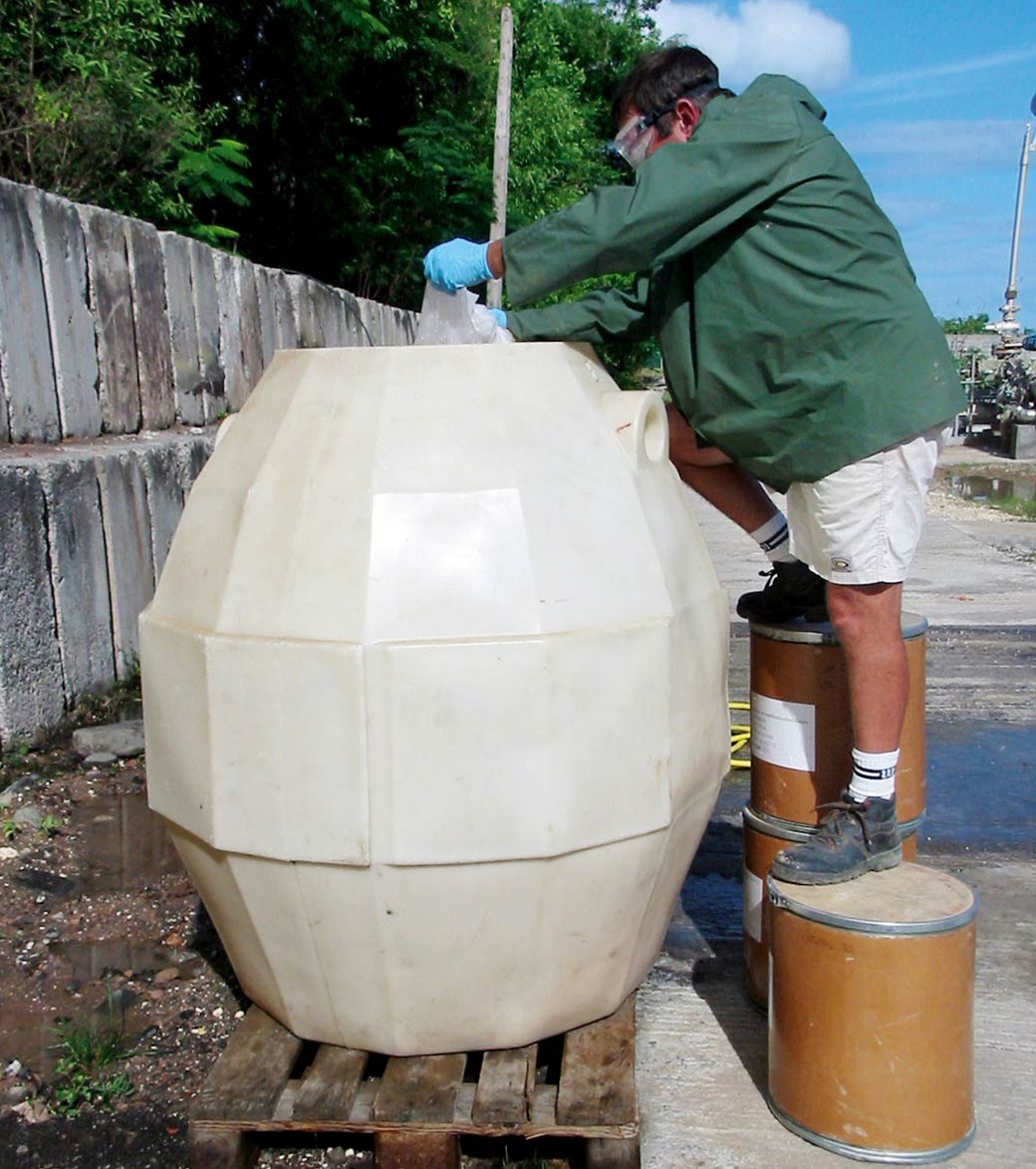 Préparation d’un traceur organique, plate-forme de Bouillante (Guadeloupe).
