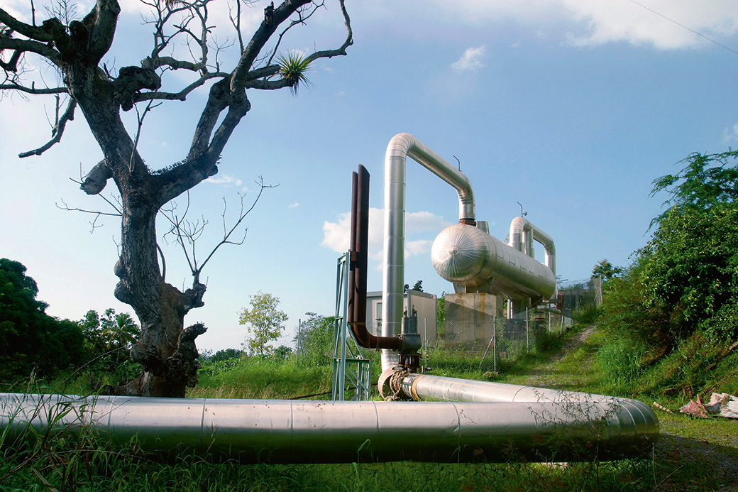 Séparateur eau et vapeur de la centrale géothermique de Bouillante, Guadeloupe, vers 2000. © BRGM