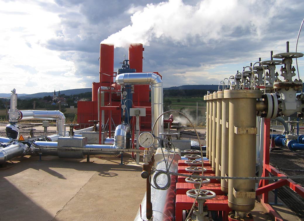 Vue d'un panache de vapeur sur le site de Soultz-sous-Forêts pendant les tests de circulation hydraulique de 2005.