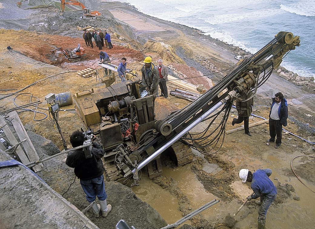 Confortement de falaises (Biarritz, Pyrénées-Atlantiques, 1991). © BRGM