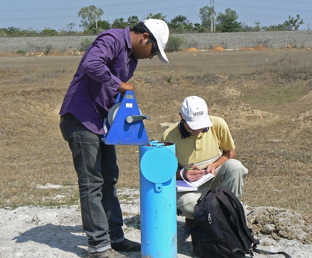 Relevé piézométrique dans un bassin d’infiltration suivi dans le cadre du projet SAPH PANI, en Andra Pradesh (2013, Inde).
