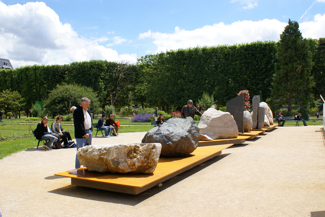 Exposition de huit roches devant la carte géologique de la France au million exposée au sol dans le Jardin des Plantes. (Paris, 2008)