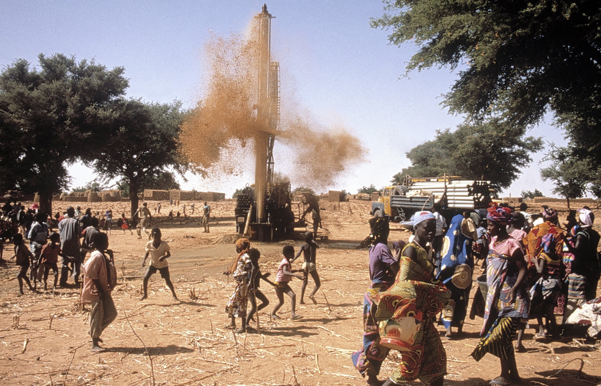 L'hydraulique villageoise : le forage d'eau de Larba-Birno (Niger, 1990).