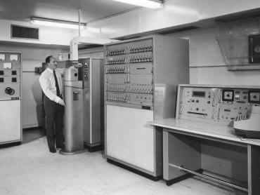 Un spectromètre d'émission à lecture directe dans un laboratoire BRGM, à Orléans dans les années 1960. © BRGM