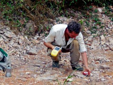 Travail d'un géologue sur un affleurement, dans la région d'Okondja à l'est du Gabon lors d'une campagne de cartographie géologique (Gabon, 2007)
