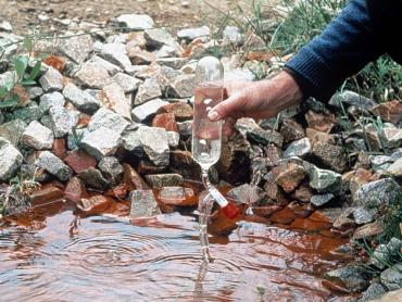 Prélèvement d'une fiole d'eau pour analyse, à Montluçon (Allier, 1990)