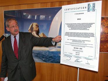 Remise officielle du certificat ISO 9001 (certification de qualité) au BRGM, le 21 mars 2005
